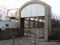 江古田駅地下道南側の入口